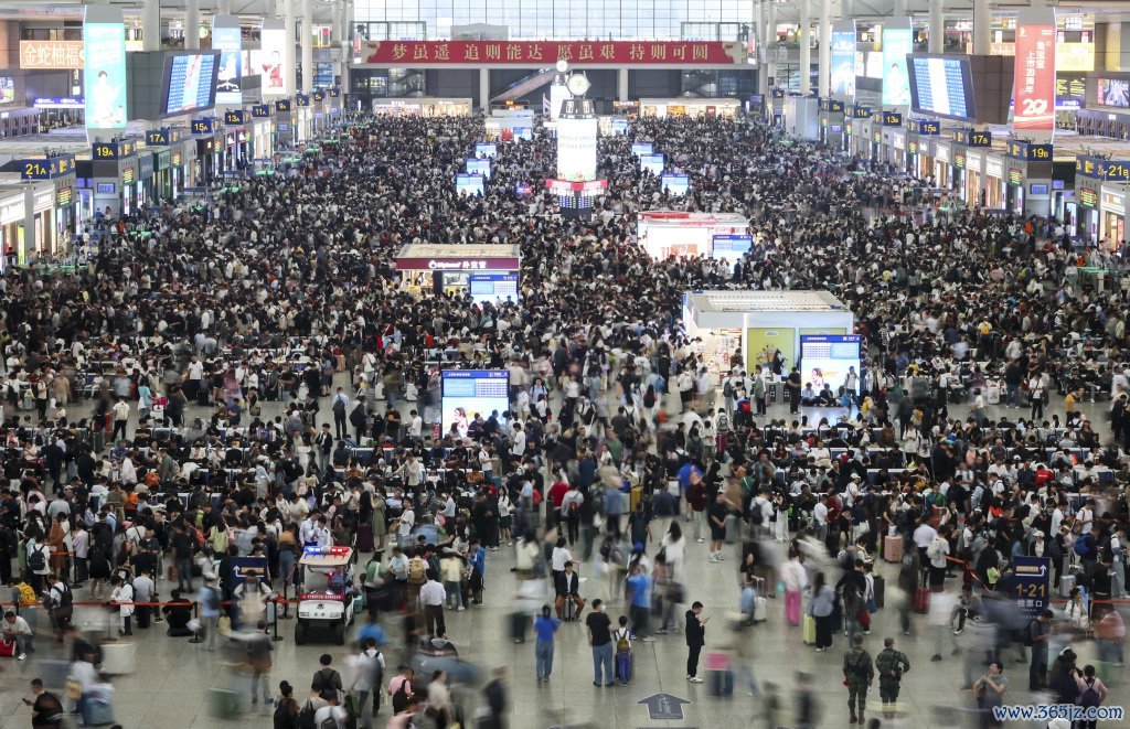 5月1日，旅客在上海虹桥火车站候车。新华社 图